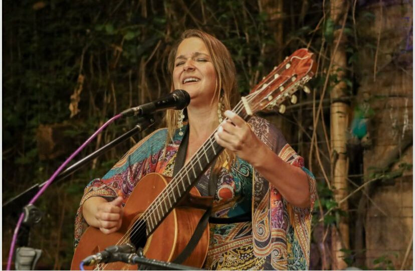 Luz María Carriquiry en Café de Alba (cantautora peruana)