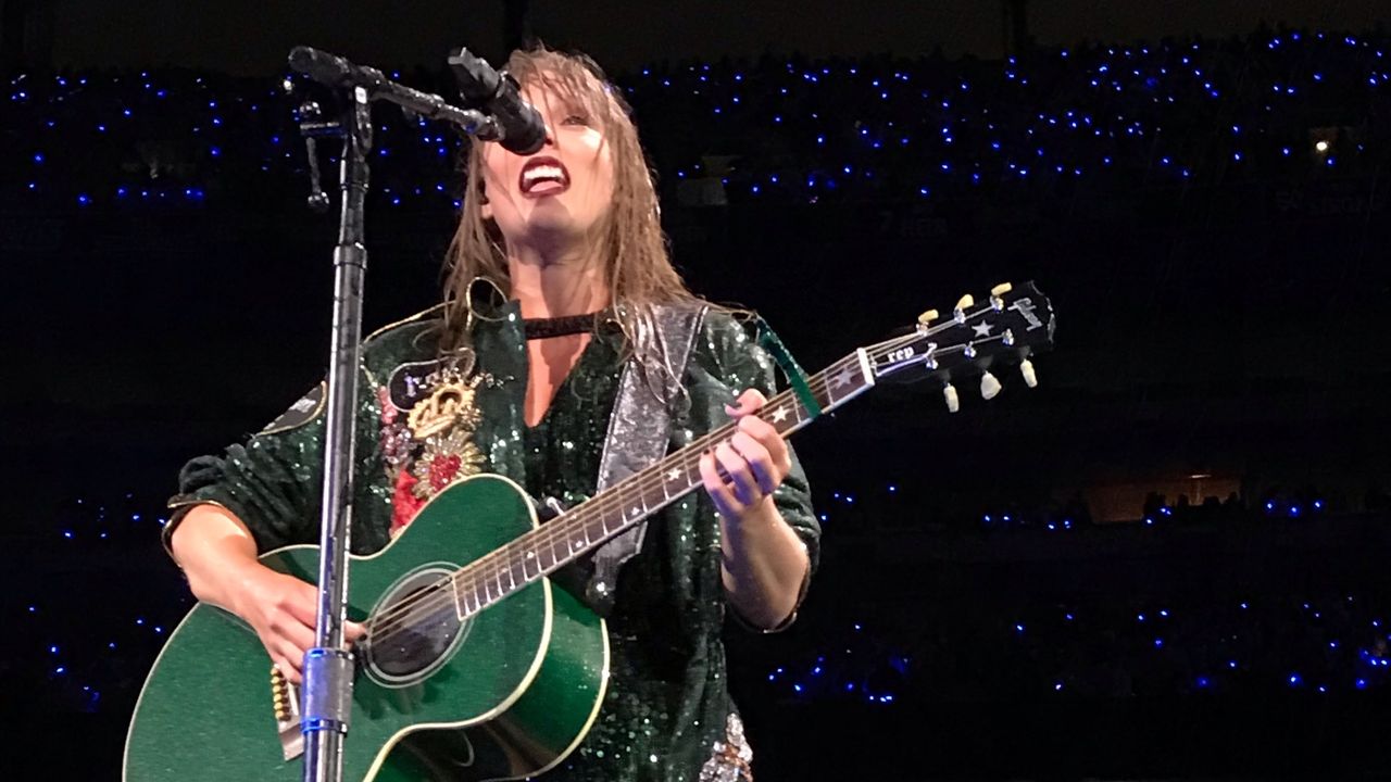 Taylormania llega a Cartagena con una noche para cantar a Taylor Swift