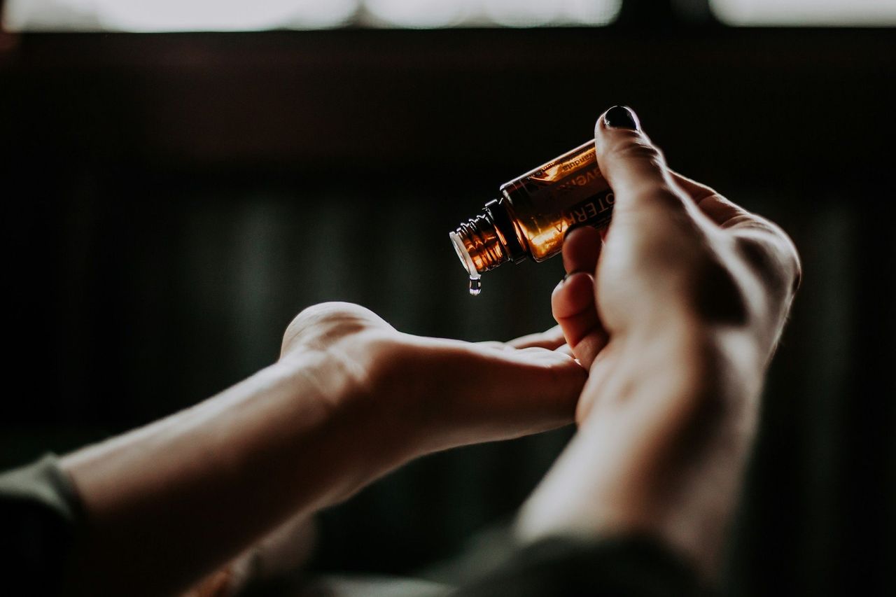 Terapia de masaje. Foto: <a href="https://unsplash.com/@christinhumephoto?utm_source=Hoy%20Apps&utm_medium=referral" target="_blank" rel="noopener">Christin Hume</a> (<a href="https://unsplash.com/photos/person-holding-amber-glass-bottle-0MoF-Fe0w0A?utm_source=Hoy%20Apps&utm_medium=referral" target="_blank" rel="noopener">Unsplash</a>)