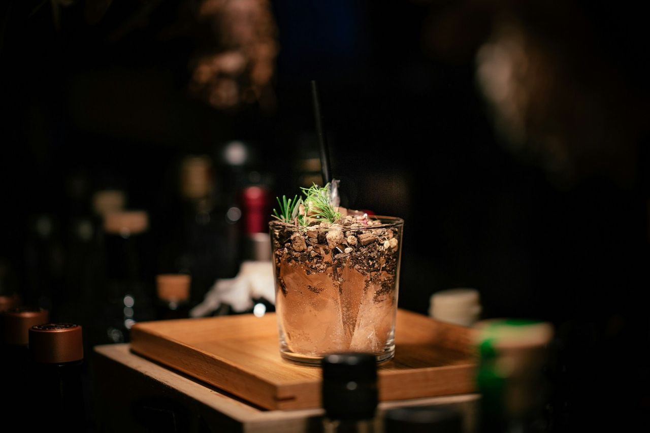 Cóctel de autor. Foto: <a href="https://unsplash.com/@badashproducts?utm_source=Hoy%20Apps&utm_medium=referral" target="_blank" rel="noopener">Ash Edmonds</a> (<a href="https://unsplash.com/photos/green-plants-inside-clear-glass-plant-pot-96EOKC5d200?utm_source=Hoy%20Apps&utm_medium=referral" target="_blank" rel="noopener">Unsplash</a>)