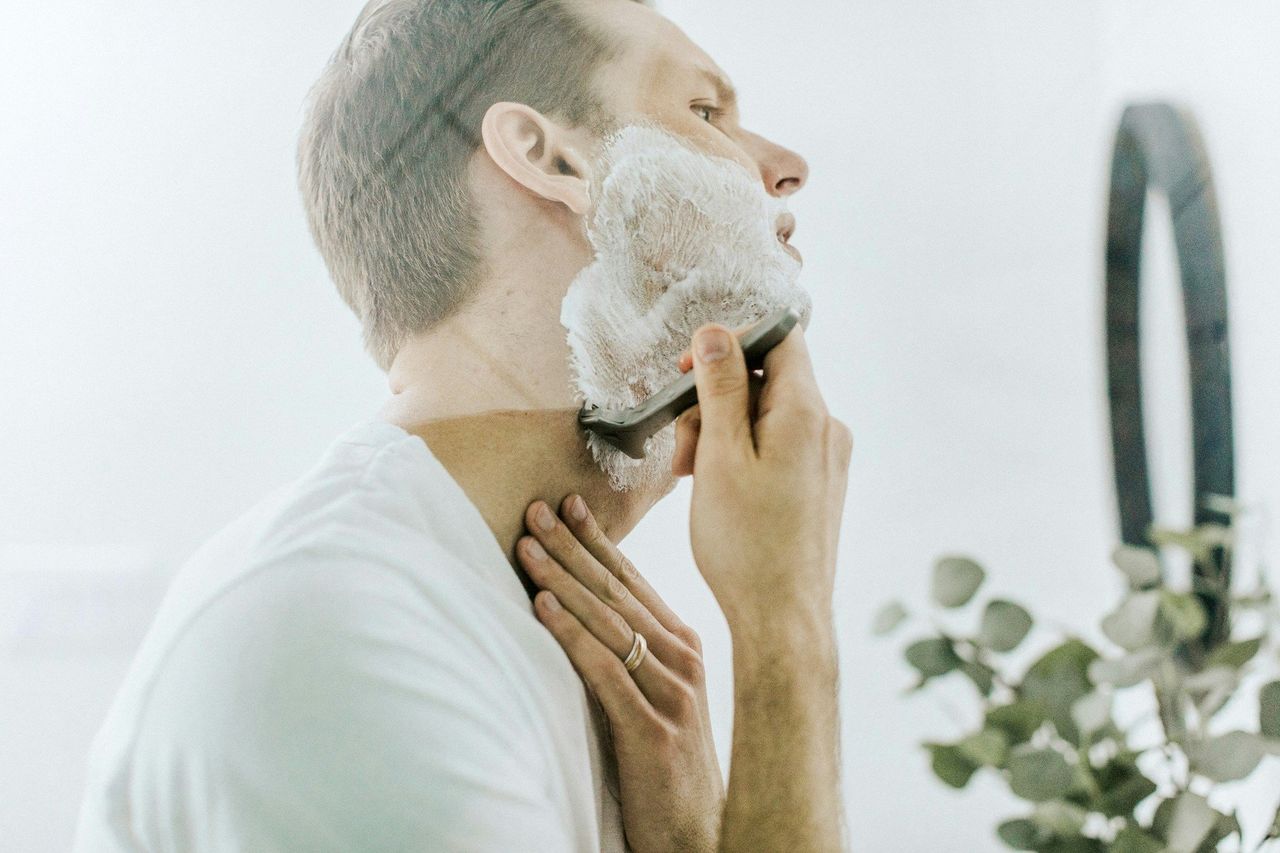 Afeitado clásico. Foto: <a href="https://unsplash.com/@supply?utm_source=Hoy%20Apps&utm_medium=referral" target="_blank" rel="noopener">Supply</a> (<a href="https://unsplash.com/photos/man-shaving-his-beard-B8Ee_6rjxeA?utm_source=Hoy%20Apps&utm_medium=referral" target="_blank" rel="noopener">Unsplash</a>)