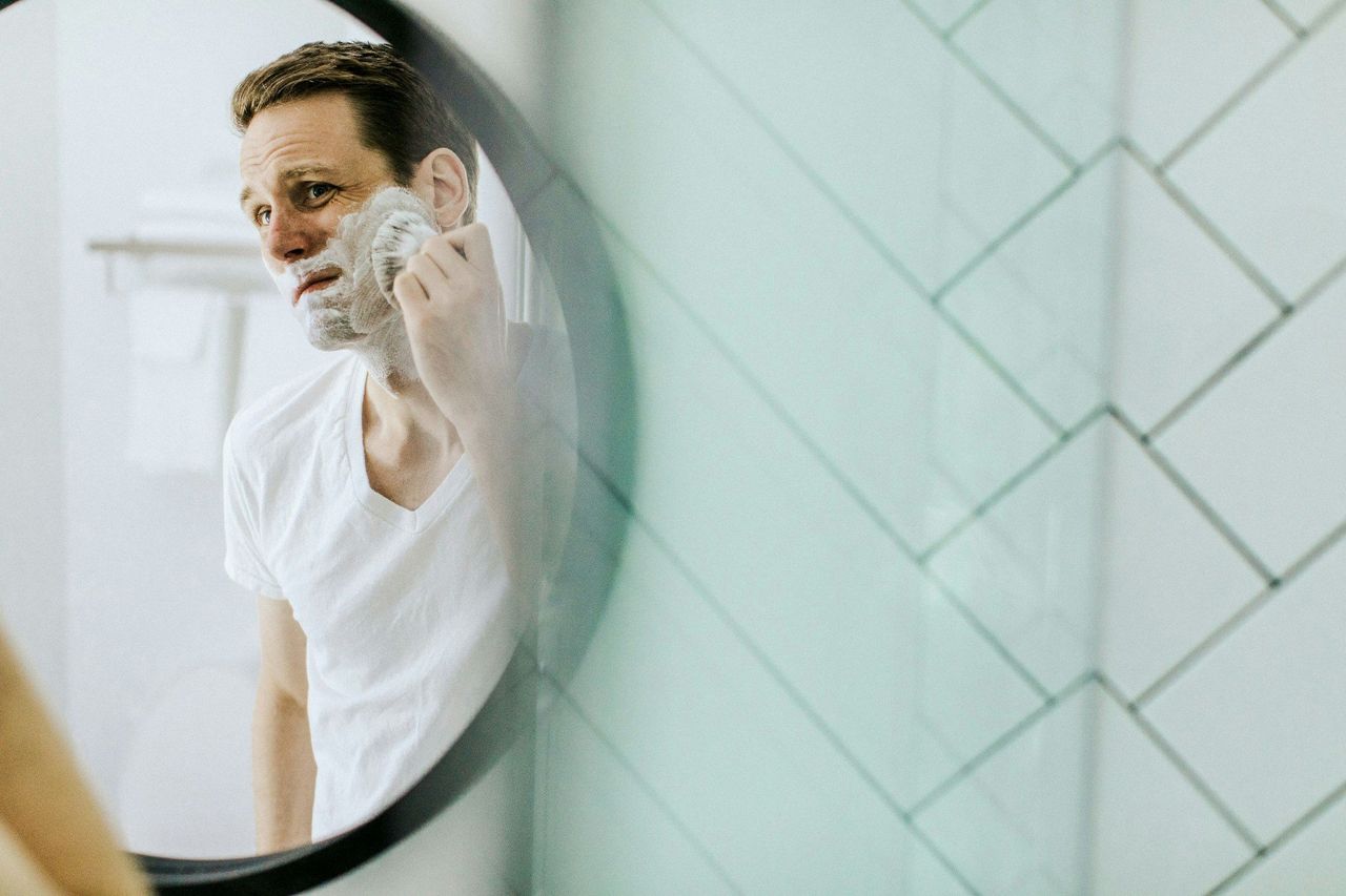 Afeitado clásico. Foto: <a href="https://unsplash.com/@supply?utm_source=Hoy%20Apps&utm_medium=referral" target="_blank" rel="noopener">Supply</a> (<a href="https://unsplash.com/photos/man-shaving-in-front-of-mirror-_XZRGKZj5UY?utm_source=Hoy%20Apps&utm_medium=referral" target="_blank" rel="noopener">Unsplash</a>)