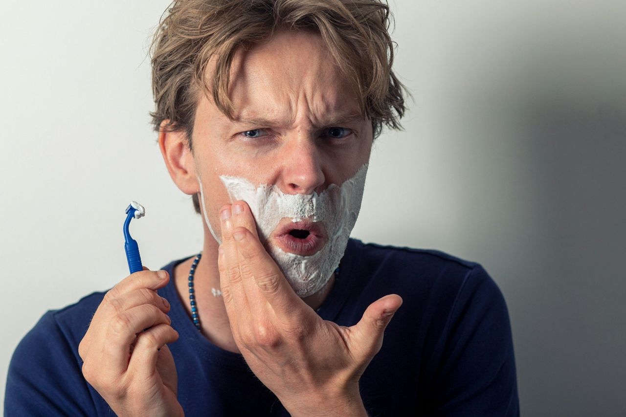 Afeitado clásico. Foto: <a href="https://unsplash.com/@sammywilliams?utm_source=Hoy%20Apps&utm_medium=referral" target="_blank" rel="noopener">Sander Sammy</a> (<a href="https://unsplash.com/photos/woman-in-blue-long-sleeve-shirt-with-white-face-mask-g0qxXkW16TM?utm_source=Hoy%20Apps&utm_medium=referral" target="_blank" rel="noopener">Unsplash</a>)