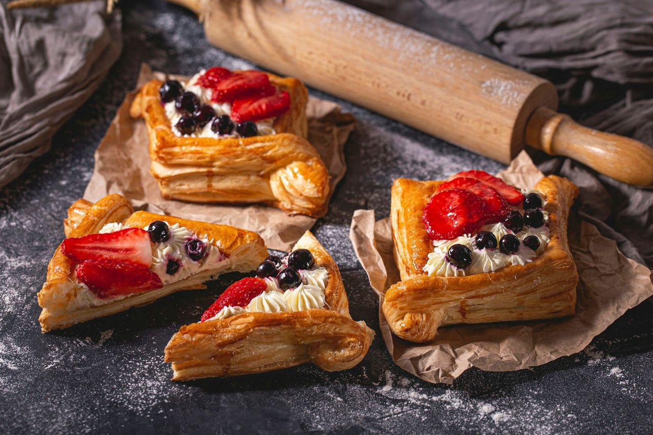 Pastelería artesanal. Foto: <a href="https://unsplash.com/@savchuks?utm_source=Hoy%20Apps&utm_medium=referral" target="_blank" rel="noopener">Serghey Savchuk</a> (<a href="https://unsplash.com/photos/four-pastries-with-strawberries-and-blueberries-on-them-kAajTkiUQ74?utm_source=Hoy%20Apps&utm_medium=referral" target="_blank" rel="noopener">Unsplash</a>)