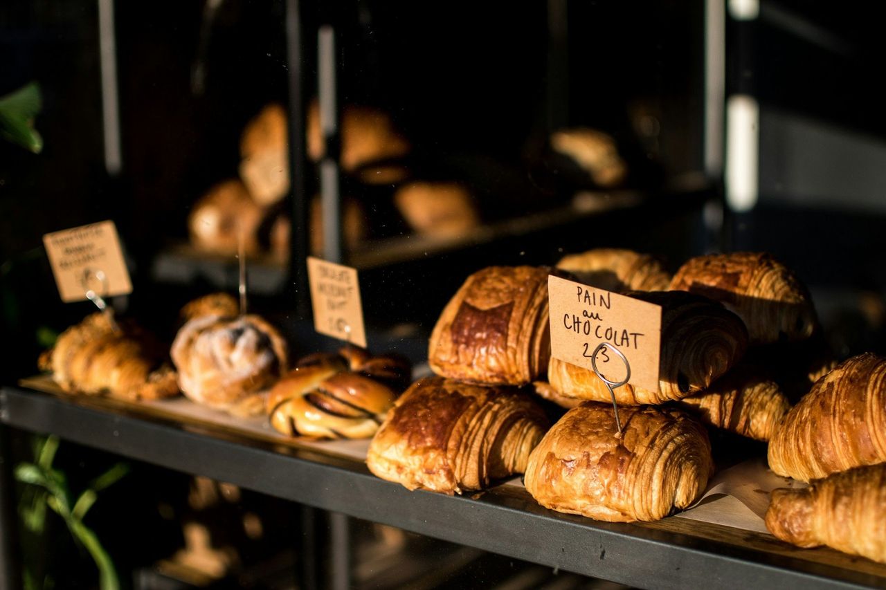 Pastelería artesanal. Foto: <a href="https://unsplash.com/@seonghojang95?utm_source=Hoy%20Apps&utm_medium=referral" target="_blank" rel="noopener">Seongho Jang</a> (<a href="https://unsplash.com/photos/brown-bread-on-black-wooden-table-v3cQex9UX7A?utm_source=Hoy%20Apps&utm_medium=referral" target="_blank" rel="noopener">Unsplash</a>)
