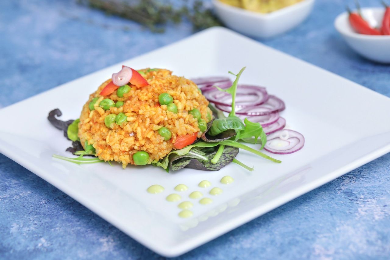 Arroz español. Foto: <a href="https://unsplash.com/@keeshasskitchen?utm_source=Hoy%20Apps&utm_medium=referral" target="_blank" rel="noopener">Keesha's Kitchen</a> (<a href="https://unsplash.com/photos/a-plate-of-food-gmQfS47FBOM?utm_source=Hoy%20Apps&utm_medium=referral" target="_blank" rel="noopener">Unsplash</a>)
