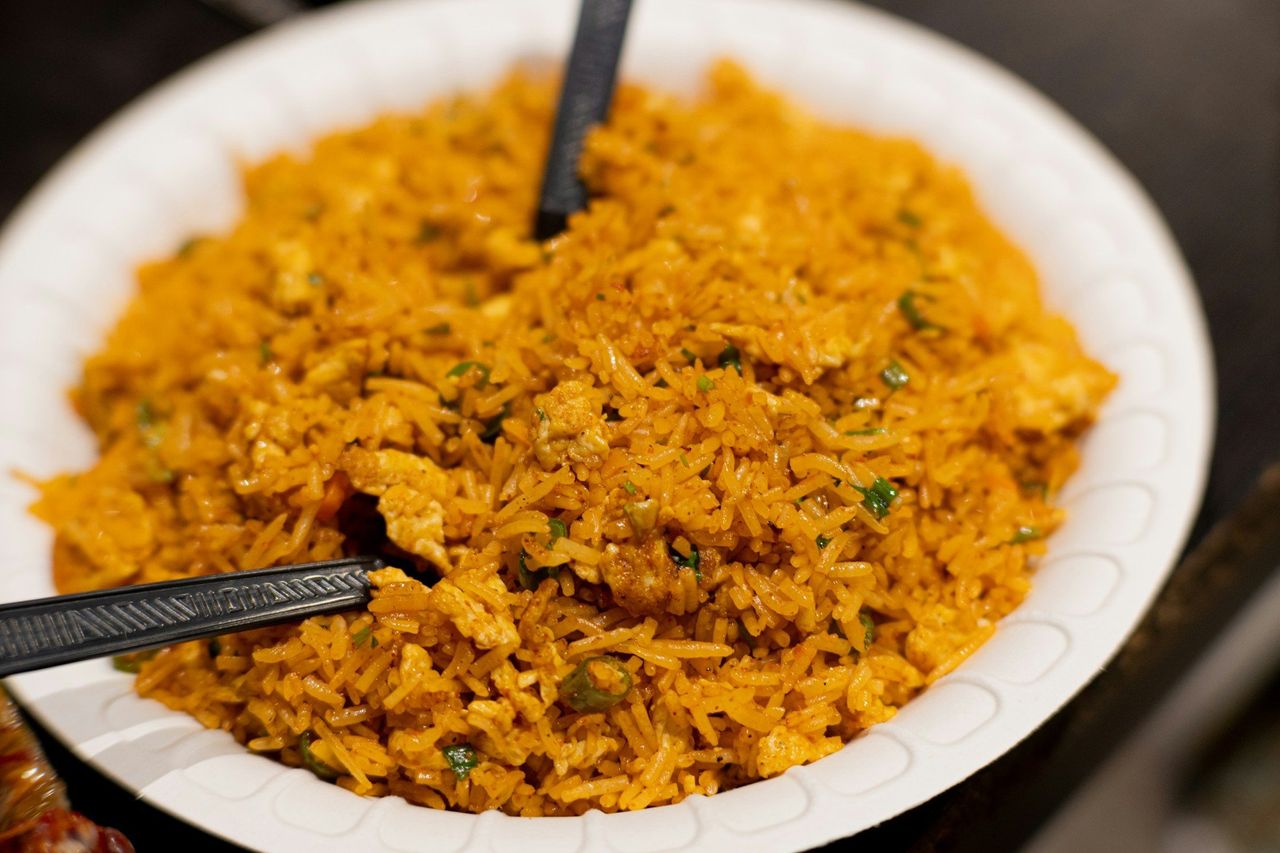 Arroz español. Foto: <a href="https://unsplash.com/@udayagastya77?utm_source=Hoy%20Apps&utm_medium=referral" target="_blank" rel="noopener">Uday Agastya</a> (<a href="https://unsplash.com/photos/a-white-plate-topped-with-rice-and-two-black-spoons-vMqpnlZRGeg?utm_source=Hoy%20Apps&utm_medium=referral" target="_blank" rel="noopener">Unsplash</a>)