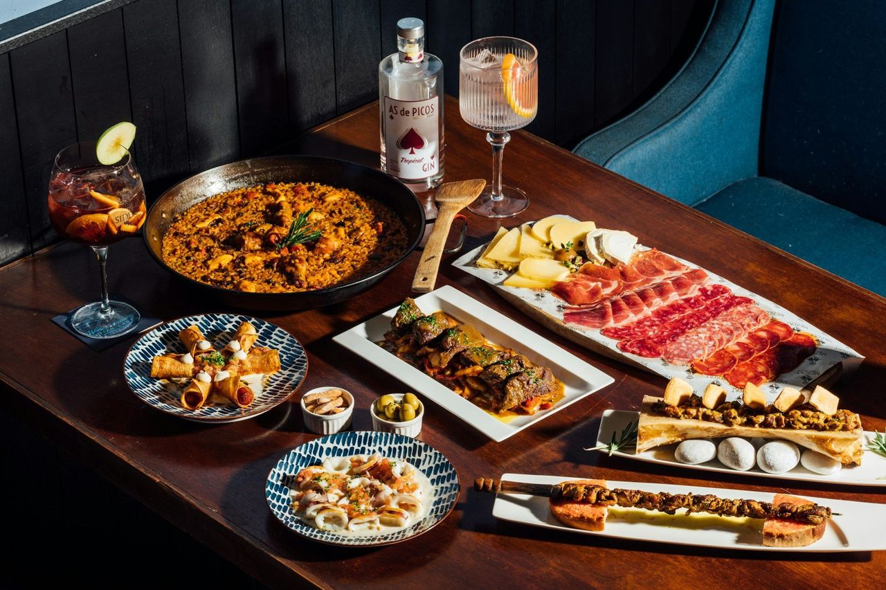 Tapas españolas. Foto: <a href="https://unsplash.com/@chuttersnap?utm_source=Hoy%20Apps&utm_medium=referral" target="_blank" rel="noopener">CHUTTERSNAP</a> (<a href="https://unsplash.com/photos/a-table-with-food-and-drinks-on-it-KTqMU3j-Vcw?utm_source=Hoy%20Apps&utm_medium=referral" target="_blank" rel="noopener">Unsplash</a>)