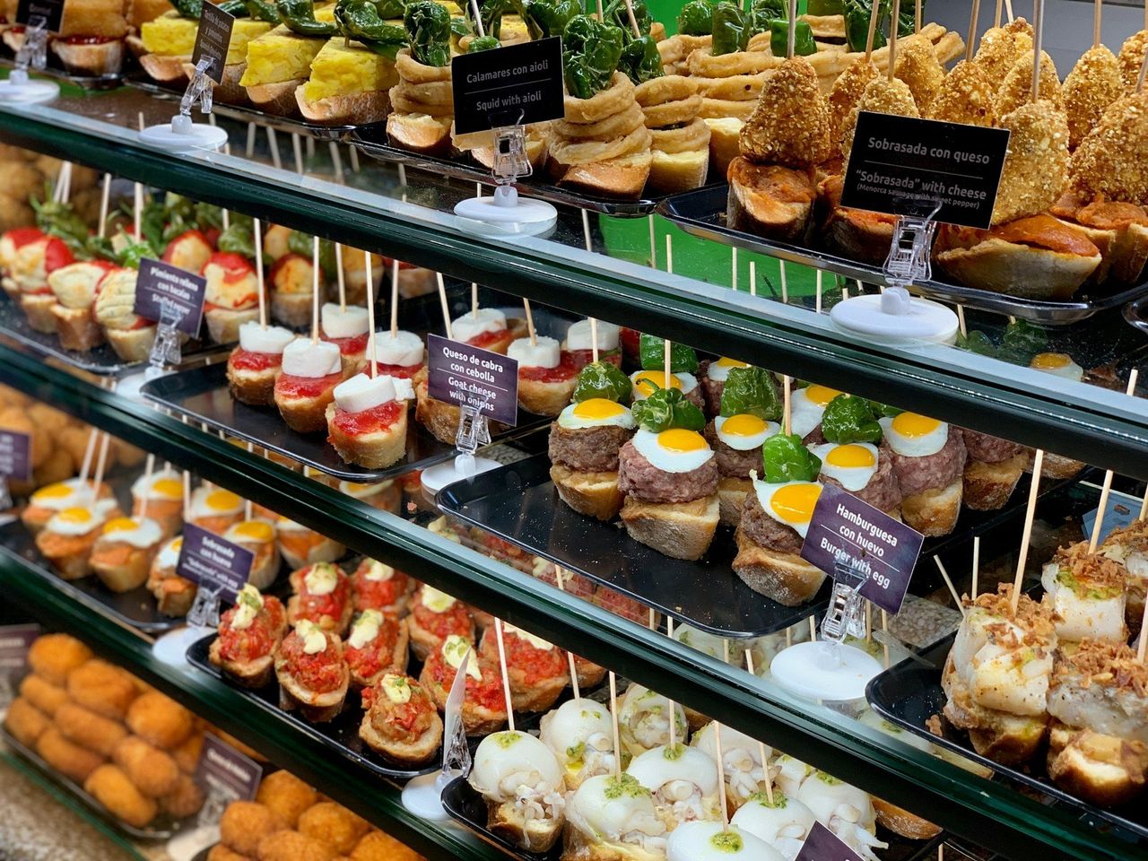 Tapas españolas. Foto: <a href="https://unsplash.com/@agentj?utm_source=Hoy%20Apps&utm_medium=referral" target="_blank" rel="noopener">Agent J</a> (<a href="https://unsplash.com/photos/assorted-pastries-on-white-steel-rack-S13IPybWKUY?utm_source=Hoy%20Apps&utm_medium=referral" target="_blank" rel="noopener">Unsplash</a>)