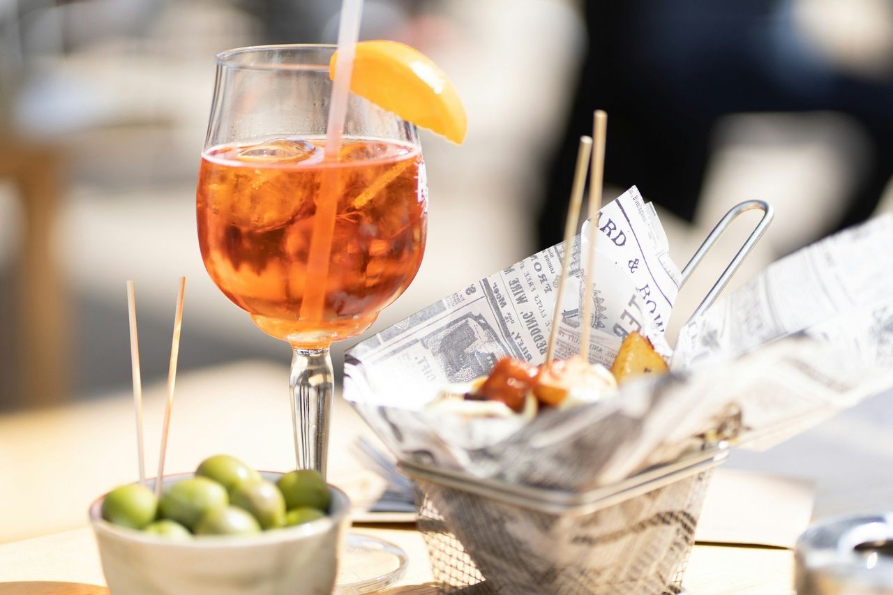 Tapas españolas. Foto: <a href="https://unsplash.com/@dmrschmidt?utm_source=Hoy%20Apps&utm_medium=referral" target="_blank" rel="noopener">Dennis Schmidt</a> (<a href="https://unsplash.com/photos/clear-wine-glass-with-orange-liquid-qO0Ll8cEc8M?utm_source=Hoy%20Apps&utm_medium=referral" target="_blank" rel="noopener">Unsplash</a>)